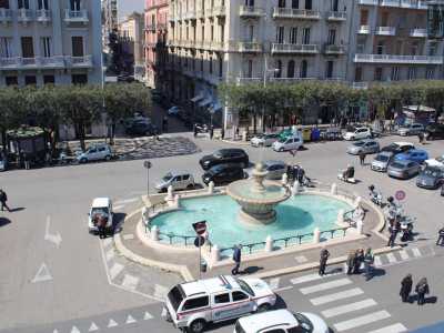 Il monumento � costituito da una vasca bianca di forma quadrata con due semicerchi al posto di due lati